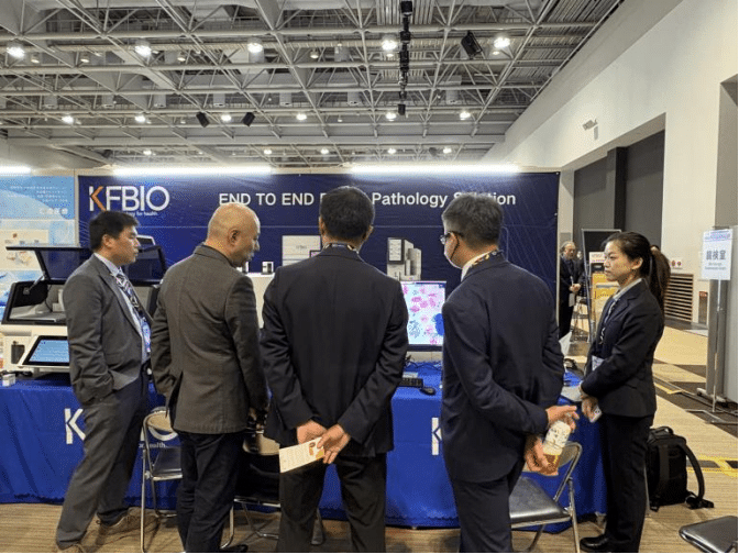 Throughout the exhibition, the KFBIO team met with pathologists, researchers, and industry partners from across Japan.

During these discussions, visitors shared their experiences with digital pathology. They also discussed current laboratory challenges and future development plans.